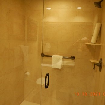 Victorian Inn - Large walk in shower - Hotels Near Me - Monterey, California Victorian Inn - Large walk in shower - Hotels Near Me - Monterey, California