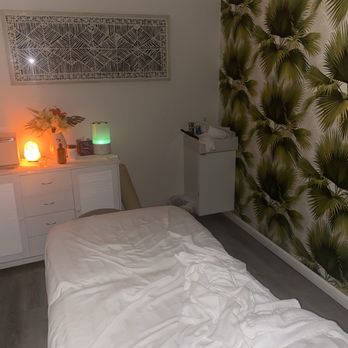 ZZ 2 Spa - Heated bed low lights massage bed - Day Spas Near Me - New York, New York