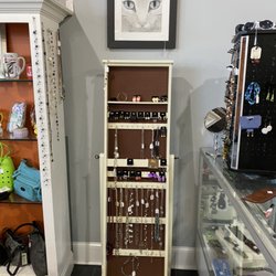 Thrifty Paws Boutique