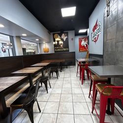Giacomo's - Tables and booths