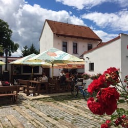 Kastrol - Na přízdové cestě ale i před vstupem jsou staté dřevěné pražce. Teplo od sluníčka dává místu odér venkovského nádražíčka.