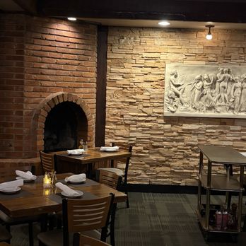 Spiro's Restaurant - Dining area - Mediterranean Near Me - Chesterfield, Missouri