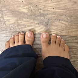 Gel pedicure French tip