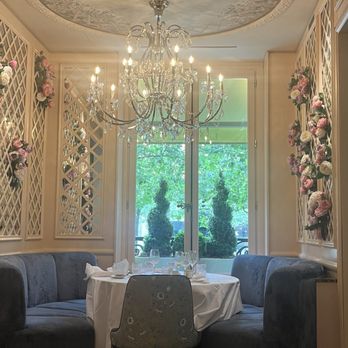 Ladurée - Table - Macarons Near Me - Paris, 75