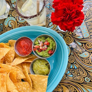 Ocho - Chips and salsa with margaritas - Lounges Near Me - San Antonio, Texas