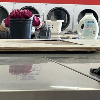 Elite laundromat - Busy bee was constantly cleaning and wiping down machines with bleach - Laundromat Near Me - Tuba City, Arizona Elite laundromat - Busy bee was constantly cleaning and wiping down machines with bleach - Laundromat Near Me - Tuba City, Arizona