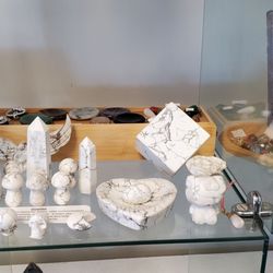 Moon's Crystals n Stuff - Howlite figures