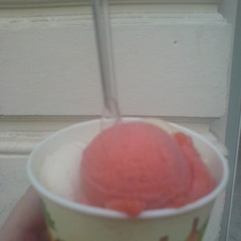 Eismanufaktur - Leckeres Erdbeer/Minze Eis - Ice Cream & Frozen Yogurt Near Me - Berlin, BE