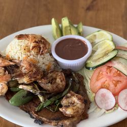 Carne Asada con camarones a la plancha.