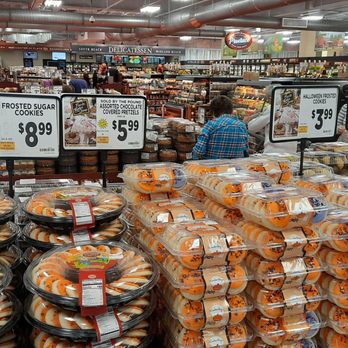 ShopRite - people shopping in a grocery store - Grocery Near Me - Staten Island, New York ShopRite - people shopping in a grocery store - Grocery Near Me - Staten Island, New York