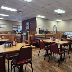 Sami's Family Restaurant and Banquet Center - Tables