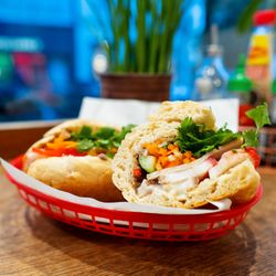 Ăn Bánh Mì