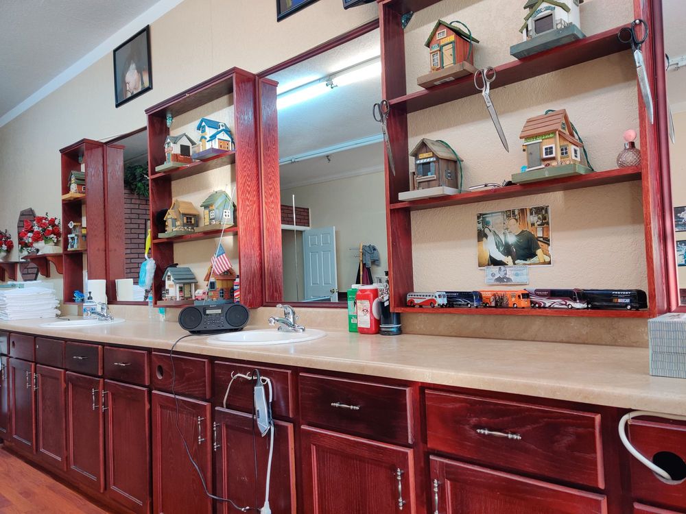 Mark's Barber Shop Logo