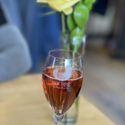 Mousse Sparkling Wine Co. - Sweet rose bubbly