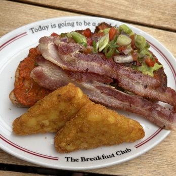 The Breakfast Club - Avocado toast with bacon and hashbrowns - Coffee & Tea Near Me - London, XGL The Breakfast Club - Avocado toast with bacon and hashbrowns - Coffee & Tea Near Me - London, XGL