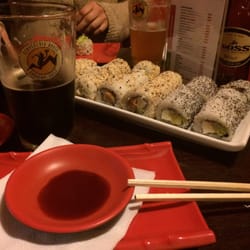 Mori Sushi & Drinks - Tablas de 24 piezas. Opción veggie de palta con palmito, salmón con Filadelfia y palta, camarón con queso y palta.
