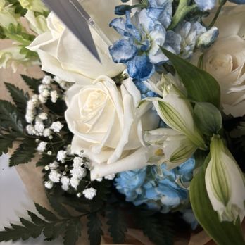 The Gardena Florist - Bouquet of blue hydrangeas with white roses. - Florists Near Me - Gardena, California The Gardena Florist - Bouquet of blue hydrangeas with white roses. - Florists Near Me - Gardena, California