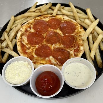 La Monarca Seafood - Pizza de niño pepperoni y queso and fries - Food Stands Near Me - Tulare, California La Monarca Seafood - Pizza de niño pepperoni y queso and fries - Food Stands Near Me - Tulare, California