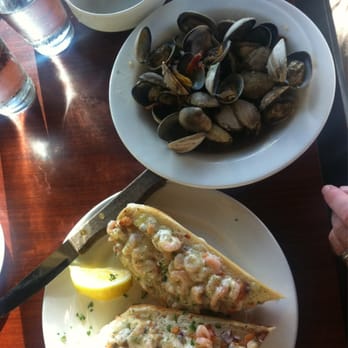 Tidal Raves - Appetizers - Seahawk bread & clams - New American Near Me - Depoe Bay, Oregon