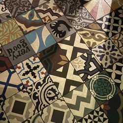 Llama - Cool tiles in the entrance