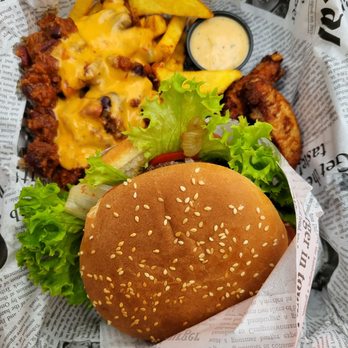 Louis-Diner - V8 Jalapeño Burger, loaded cheese fries und Buffalo Chicken Wings m/white Alabama BBQ sauce - Burgers Near Me - Gera, TH Louis-Diner - V8 Jalapeño Burger, loaded cheese fries und Buffalo Chicken Wings m/white Alabama BBQ sauce - Burgers Near Me - Gera, TH