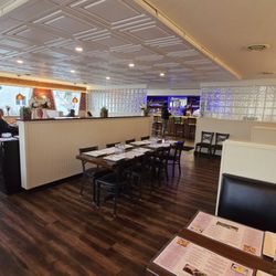 Destination India Restaurant & Bar - Dining room