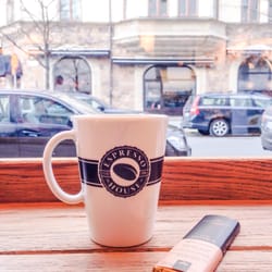 Espresso House - fönsterbord med sojalatte och chokladbit, april 2016