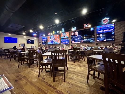 Pluckers Wing Bar by null