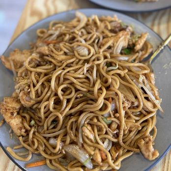 Joyee's Dumpling House - Chicken Chow Mein - Chinese Near Me - Vista, California Joyee's Dumpling House - Chicken Chow Mein - Chinese Near Me - Vista, California