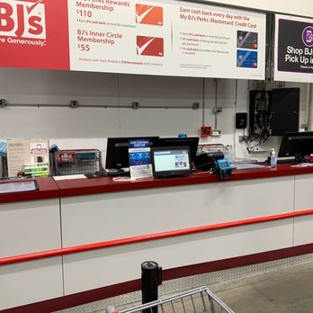 BJ's Wholesale Club - a display of laptops - Wholesale Stores Near Me - Deer Park, New York