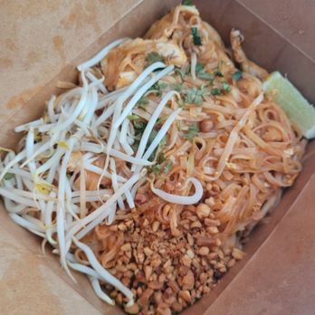 The Elephant Trail - Chicken pad Thai - Thai spicy - Thai Near Me - Avon, Connecticut