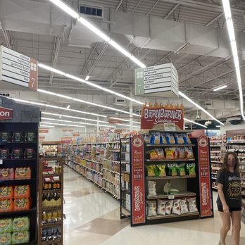 Lowes Foods - a woman in a grocery store - Grocery Near Me - Wilmington, North Carolina Lowes Foods - a woman in a grocery store - Grocery Near Me - Wilmington, North Carolina
