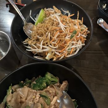 Khao Kang Thai Kitchen - Pad Thai  with chicken - Thai Near Me - Mountain View, California