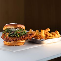 Twist Hot Chicken - THE NASHVILLE BLUES
fried chicken, bleu cheese, creamy Nashville sauce, kale slaw