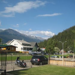 804 Miette Guest House - The view from the front of 803 Miette Guest House.
