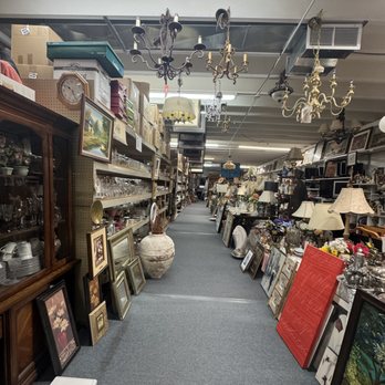 Meubles Grand Berger - Meubles Grand Berger Upper Level, packed to the rafters with assorted flea market finds - Furniture Stores Near Me - Montreal, Quebec Meubles Grand Berger - Meubles Grand Berger Upper Level, packed to the rafters with assorted flea market finds - Furniture Stores Near Me - Montreal, Quebec