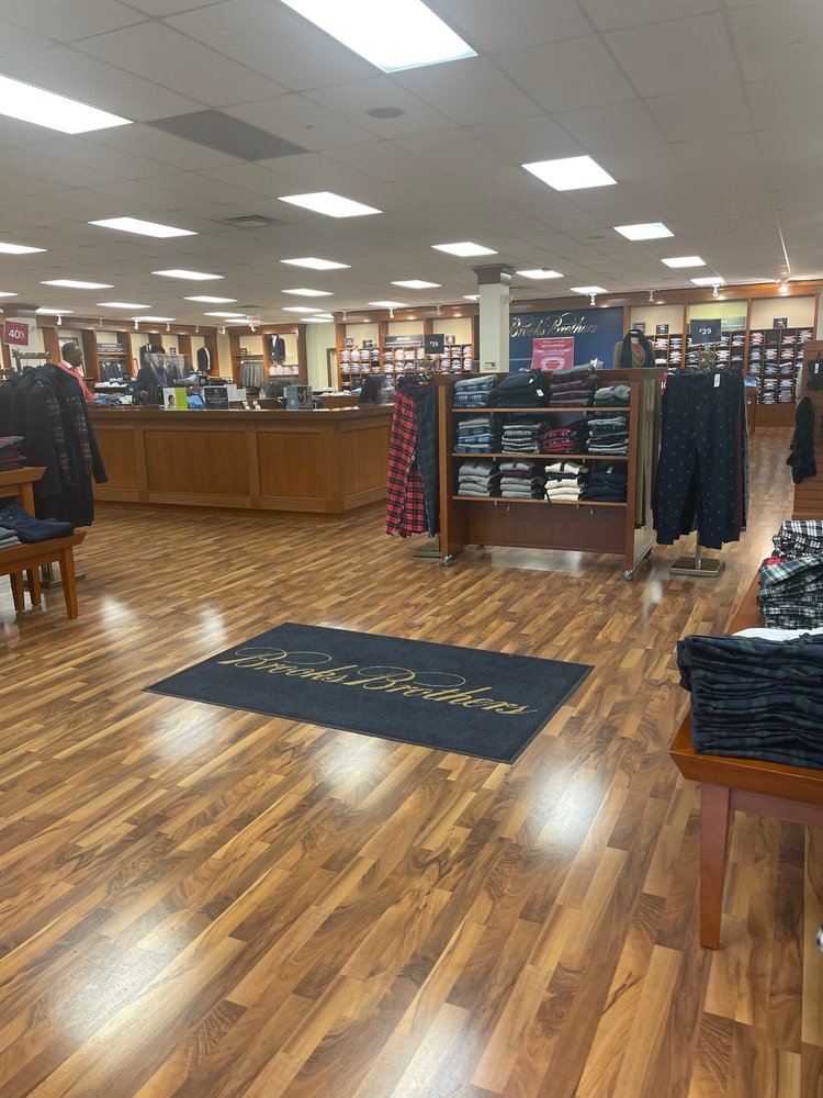 BROOKS BROTHERS FACTORY OUTLET Updated August 2024 428 Premium Outlet Dr, Monroe, Ohio Men