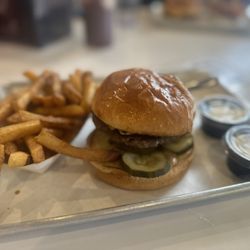 Une Année Brewery - Cheeseburger with fries