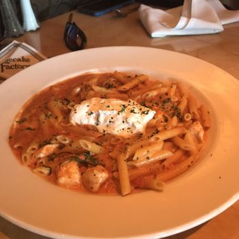 The Cheesecake Factory - Three cheese pasta - American Near Me - San Juan, Puerto Rico