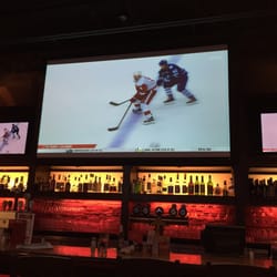 Boston Pizza - Écran géant côté bar