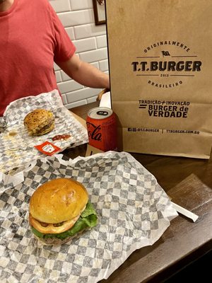 T.T. Burger Arpoador by null