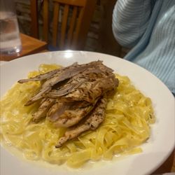 Vesuvio's Pizzeria & Family Restaurant - Fettuccini Alfredo with grilled chicken