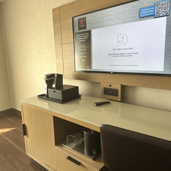 Des Moines Marriott Downtown - Standard King Room - Hotels Near Me - Des Moines, Iowa