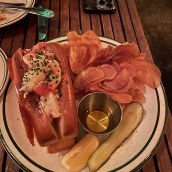 L & E Oyster Bar - Lobster Roll - Seafood Near Me - Los Angeles, California