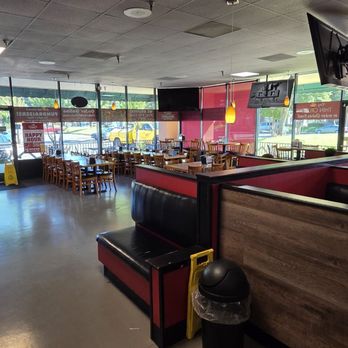 Mountain Mike's Pizza - Dining area - Pizza Near Me - Sacramento, California