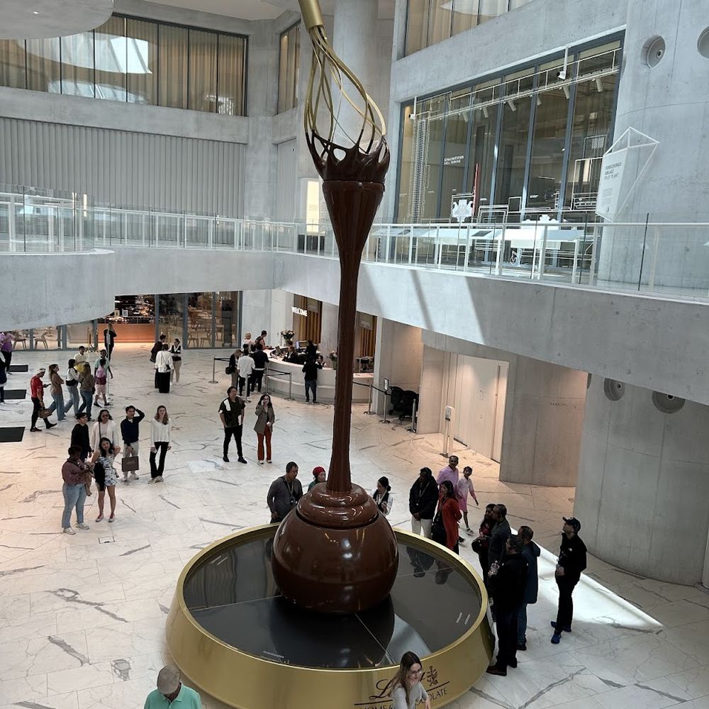 Lindt Factory Outlet - Chocolatiers & Shops Near Me - Kilchberg, ZH