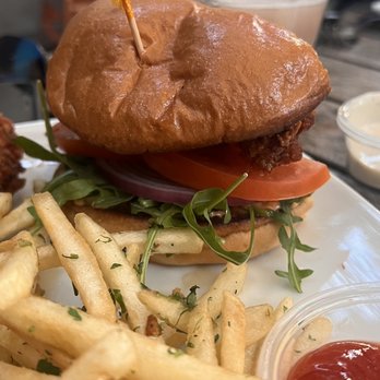 Gray Tavern - Chicken Sandwich - Breakfast & Brunch Near Me - Los Angeles, California