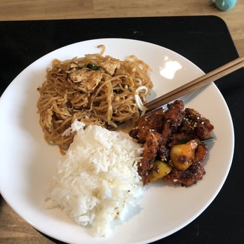 Ban Hua Sai - Chicken pad thai and crispy garlic chicken. - Thai Near Me - Seattle, Washington Ban Hua Sai - Chicken pad thai and crispy garlic chicken. - Thai Near Me - Seattle, Washington