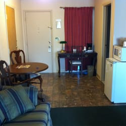Emmons Rainbow Inn - Coach, desk, fridge and microwave in room