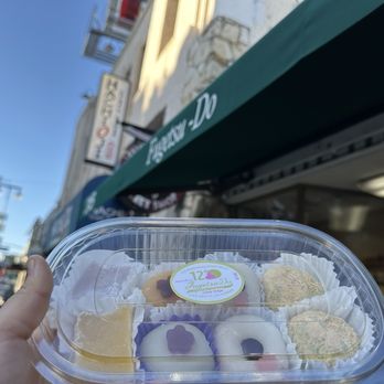 Fugetsu-Do - Mochi & Exterior - Candy Stores Near Me - Los Angeles, California